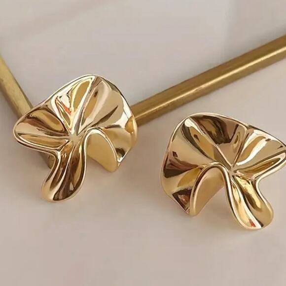Wavy Gold Stud Earrings - Picture 1 of 1